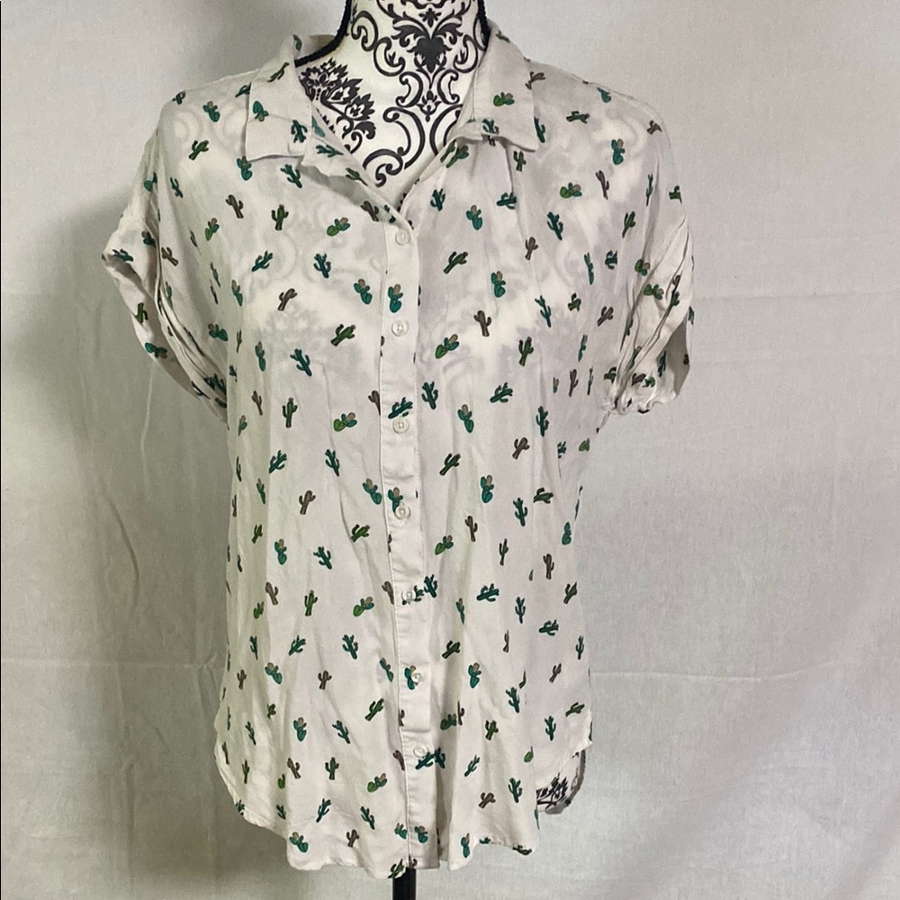 Per Se Cactus Patterned Button Down Blouse Good Condition